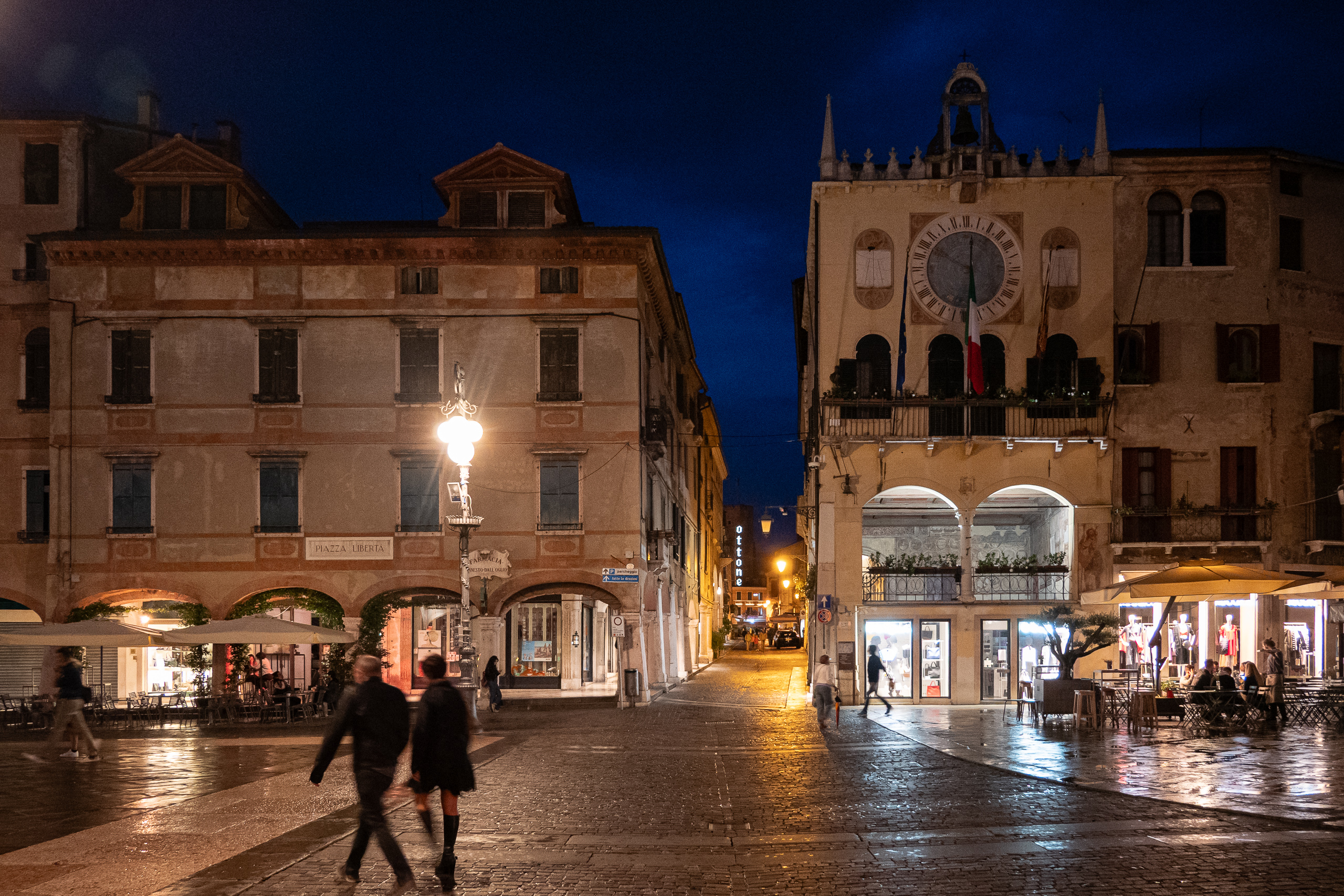 Die Piazza Libertà in Bassano zur blauen Stunde